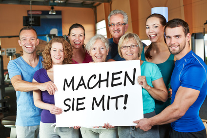Gruppe hält Machen sie mit Schild